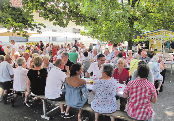 Unter Schatten spendenden Bäumen und Sonnenschirmen hatte sich eine grosse Festgemeinde versammelt, um den Worten von Kathrin Stirnemann zu lauschen. (Bilder: hzb.)