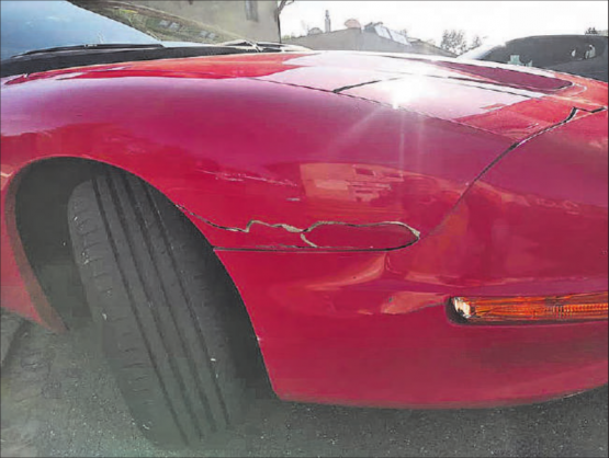 Ein übler Schaden − der Ärger ist gross. Dennoch ist beim Teilen von Informationen Vorsicht geboten. Öffentlich geteilt, verliert man die Kontrolle über das Bild. (Bild: facebook)