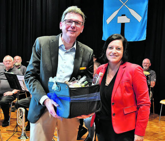 Regierungsrat Dieter Egli wurde von Gemeindeammann Marliese Loosli mit einem Korb Ruedertaler Spezialitäten beschenkt. (Bilder: ran.)