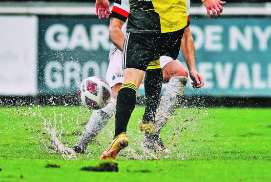 Schwierige Platzverhältnisse in Nyon. 626 Zuschauer wähnten sich zeitweise an einem Wasserball-Spiel. (Bild: Sarah Rölli)