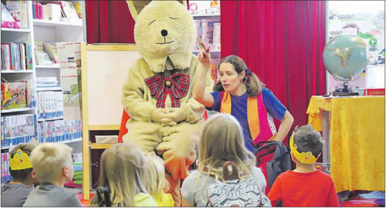 Spannende Geschichten bei Möbel und Spielwaren Leu: Priska Paffrath erzählte den Kindern die Geschichten von Felix, dem reiselustigen Hasen. (Bilder: Remo Conoci)