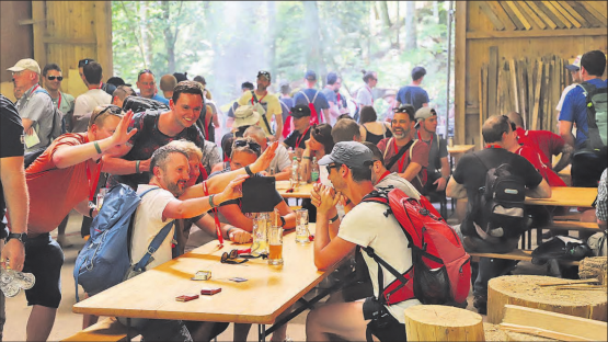 Bierseligkeit, aber kein Saufgelage. Wie hier am etwas grösseren Posten in der Waldhütte, traf man auf der ganzen Suhrentaler Bierwanderung ausschliesslich fröhliche Gesichter an. (Bilder rc.)