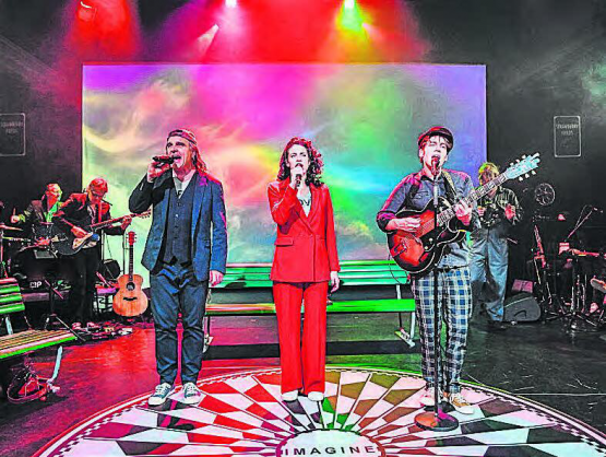 «Tribute to John Lennon»: Daniel Rohr (l.), Rislane El Harat und Lukas Langenegger werden auch das Saalbau-Publikum verzaubern. (Bild: zVg.)