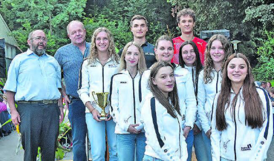 Alle Geehrten auf einen Blick: Markus Bäni und Herbert Räbmatter links, hinten rechts daneben Florian Langenegger und Fionn Bolliger. (Bilder: aw.)