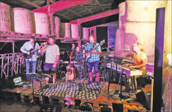 Nach dem Tanzen wurde es laut: Ruedi Webers Hasen im Gras sorgten für rockige Unterhaltung im Trolerhof-Stall.