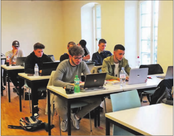 KV Lenzburg Reinach: Seit diesem Sommer gibt es eine Klasse, die ausschliesslich digital unterrichtet wird. (Bild: zVg.)