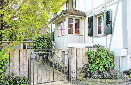 Wer weiss, wo sich diese Eingangstür befindet? Die Rickenbacher Jahresschrift ist demnächst erhältlich. (Bild: zVg.)