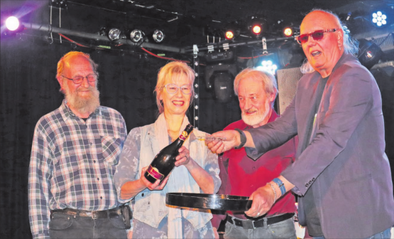 Die Band «Open Book» im Böröm Pöm Pöm: Die Stimmung war gut, kam doch das Publikum an der CD-Taufe auf seine Kosten. (Bild: Peter Weingartner)