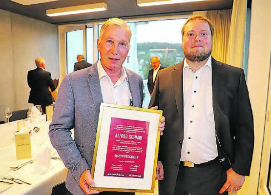 Alfred Schmid erhielt die Urkunde aus den Händen seines Nachfolgers als FCA-Präsident, Philipp Bonorand. (Bild: rc.)