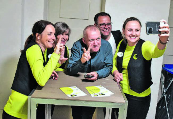 Ein Selfie nach geglückter Premiere in der «Kulturi Leerau»: (von links) Corinne Pfister, Silvia Gehrig, Comedian Simon Enzler, Francisco Baños und Stefanie Mark. (Bilder: ran.)