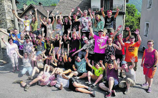 Gemeinsam auch mal offline: Das Sommerlager der reformierten Kirche Schöftland fand im regenfreien Tessin statt. (Bild: zVg.)