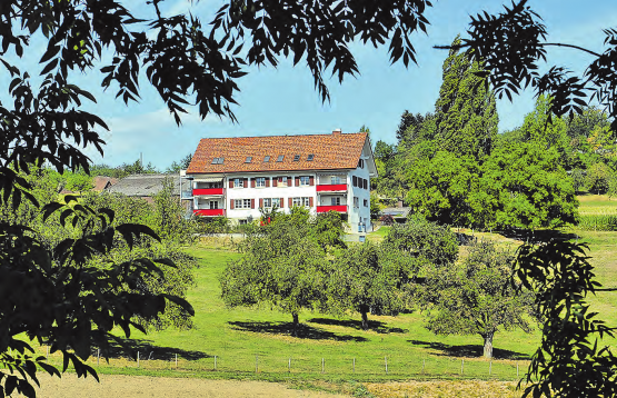 Landschaftlich einmalig gelegen: das Bürgerheim in Dürrenäsch, das kürzlich umfassend saniert und umgebaut worden ist. (Bilder: msu.)