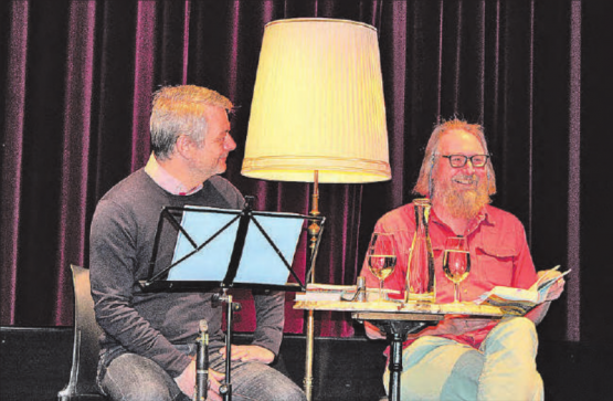 Stimmungsvoll: Moderator Sven Bachmann spricht mit Autor Peter Weingartner über dessen Inspiration. (Bild: grh)