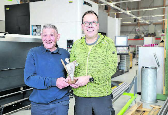 Matthias «Disli» Vogt (links) und Roland «Pfanni» Pfanner präsentieren ihren Prix Menzo, den sie für ihr Engagement rund um das Schlüsselanhänger-Museum am Rüteliweg 8 auf der Burg bekommen haben.