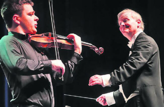 In perfekter Harmonie: Violinist David Nebel und der Dirigent der «argovia philharmonic», Marc Kissoczy, verzückten das Publikum. (Bild: rc.).