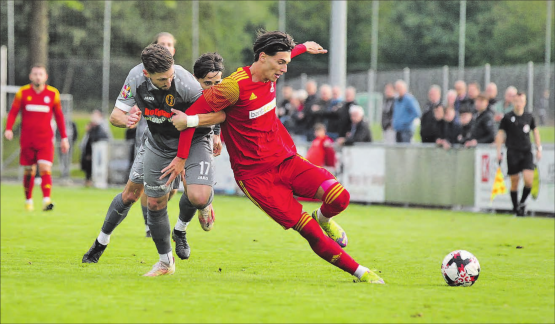 Setzte sich beim Heimteam immer wieder durch: Der Schöftler Mihailo Mijatovic (r.) im Zweikampf mit dem Dornacher Simon Grether. (Bild: Otto Lüscher)