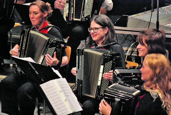 Das Orchester I bewies viel Spielfreude und grossartiges musikalisches Können, zur Aufführung gelangten fast ausschliesslich Kompositionen von Peter Frey. (Bilder: hg.)