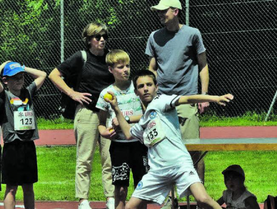 Die richtige Stellung ist wichtig: Auf diese Art fliegt der Ball schön weit. (Bilder: st.)