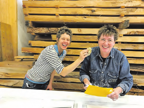 Es darf auch Spass machen. Valerie Bartholdy und Cornelia Siegrist (Nüssli) bei der Arbeit. (Bilder: pd.)