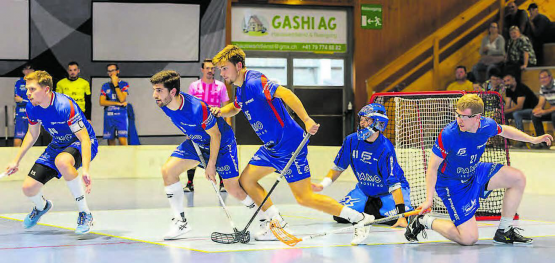 Wo sind all die Gegenspieler hin? Der Verteidigungsriegel von UHC Lok Reinach war im dritten Abschnitt des Spiels in Zollbrück zu löchrig. (Bild: Roland Wick)