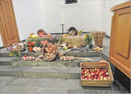 Die Landfrauen haben ein wahres Meisterwerk hingezaubert: Früchte, Gemüse, Getreide und Brot wurden wunderschön angerichtet und zum Verkauf angeboten. (Bild: zVg.)