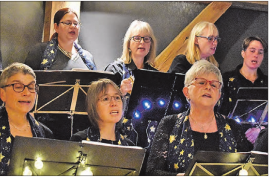 Die Gospelfriends Menziken sorgtenanlässlich ihrer Jubiläumskonzerte mit Gospel, Welthits und Weihnachtsliedern für beste Stimmung im Huus74. (Bilder: hg.)