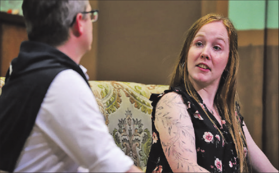 Schlossherrin Madeleine von Burg (Simone Fankhauser) unterhält sich mit einem Hotelgast (Daniel Rohrer). (Bilder: rc.)