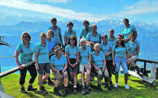 Unterwegs im Berner Oberland. Nach dem Gruppenbild in luftiger Höhe prosteten sich die Frauen des Frauenturnvereins Gontenschwil später beim obligaten Gipfelwein zu. (Bild: zVg.)