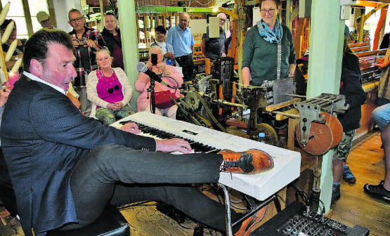 Selbst mit den Füssen findet er den richtigen Ton: Die Spielfreude bei Nico Brina riss die zahlreichen Zuhörer richtig mit. Sogar die Schuhfarbe passte! (Bild: st.)