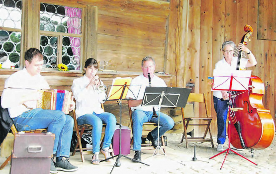 Sie sorgten für sonntägliche Volksfeststimmung: Die Mitspielenden der Roggehuse Musig begleiteten den Gottesdienst und spielten danach zu Wurst und Brot weiter auf. (Bilder: st.)
