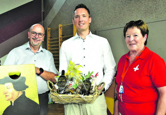 Der Redner wurde beschenkt: Gemeindeammann Rolf Buchschacher (li.) und Gemeinderätin Gertrud Müller dankten Beat Müller für seine Worte. (Bilder: st.)