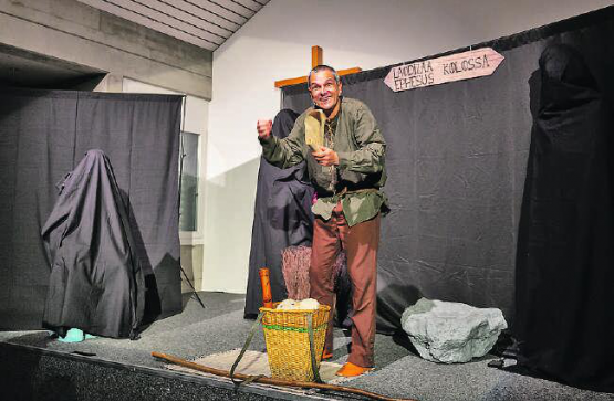 «Nützli» alias Marc Lendenmann führte ein Einmann-Theaterstück auf. (Bild: zVg.)