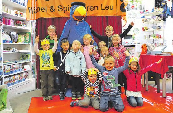 Gruppenbild mit Papagei: Seine Karriere begann Globi 1932 als Werbefigur für die Ladenkette «Globus» und ist heute noch fit wie eh und je.