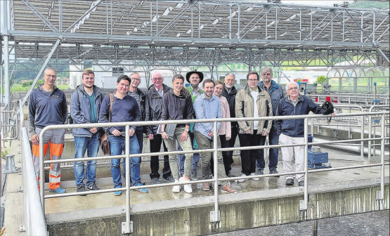 Zu Besuch in der Kläranlage Reinach: Im Rahmen einer Führung der dhp technology AG erfuhren die Mitglieder der EVP Kulm wissenswertes über das prämierte Solarfaltdach «Horizon». (Bild: zVg.)