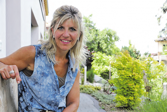 «Jodeln bereitet mir in erster Linie Freude!» Anita Schaller zu Hause auf einem Bänkli, das sie vom Schlierbacher Jodlerchörli «Heimelig am Gschweich» für ihr Jubiläum geschenkt bekommen hat. (Bild: Remo Conoci)