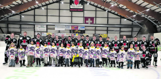 Wie es sein soll, brüderlich vereint: Die Spieler der Red Lions Reinach luden die Junioren des SC Reinach zum Spiel und zum gemeinsamen Erinnerungsfoto ein. (Bilder: rc.)