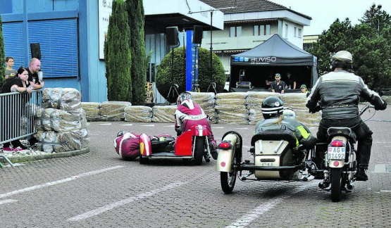 Kaum ein Blatt passt zwischen Peter Oswalds Allerwertesten und den Asphalt: Es sind diese Szenen, die von den Zuschauern Jahr für Jahr bejubelt werden. (Bilder: st.)