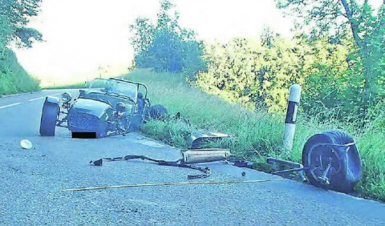Unfall 2016 auf der Schöftler Seite des Böhlerpasses: Arg ramponierter englischer Sportwagen nach der Kollision mit einem schweren Personenwagen. (Bild: Kapo Aargau)