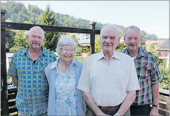 Josef Jurt-Wicki mit Frau Maria und zwei von seinen vier Söhnen; Kilian (links) und Hanspeter (rechts). (Bild: zVg.)
