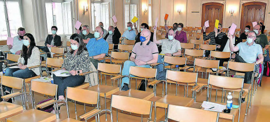 Auf Distanz: Die Abgeordnetenversammlung des Regionalverbands zofingenregio fand im Bürgersaal des Rathauses statt (Bild aw.)