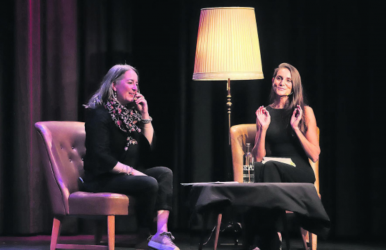 Informativ und bewegend: Das Salongespräch im Theater am Bahnhof zwischen der Autorin Shqipe Sylejmani (rechts) und Natalie Ammann, Leiterin Fachstelle «Impuls Zusammenleben Aargau Süd». (Bilder: rc.)