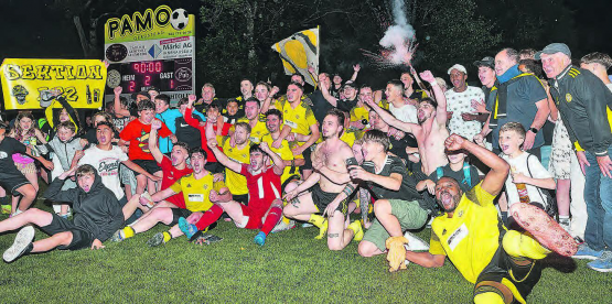 Im Freudentaumel ist der FC Gränichen, dem mit dem 2:1-Sieg gegen den FC Küttigen 1b die Rückkehr in die 2. Liga AFV gelungen ist. (Bilder: Roland Jaus)
