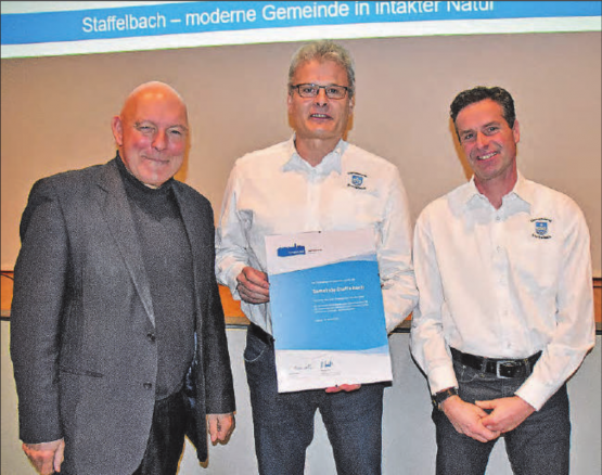 Energiestadt-Label verliehen: Energiestadtbotschafter Jules Pikali (l.) überreichte dem Staffelbacher Vizeammann Stefan Morgenthaler die Urkunde, daneben Gemeindeammann Max Hauri (r.). (Bild: aw.)