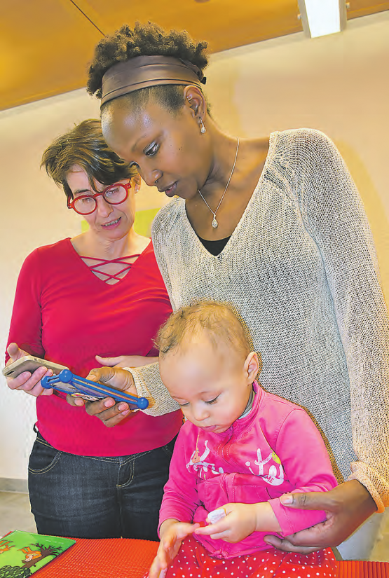 Die Leiterin der Mütter- und Väterberatung Susanne Breitenstein (li.) weist während eines Beratungstermins eine junge Mutter mit ihrem elf Monate alten Kind in die Nutzung der App «parentu» ein. (Bild: aw.)