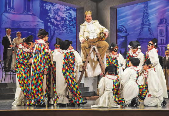 Auch Szenenbild, Kostüme und Choreografie überzeugten: Raimund Wiederkehr als Graf von Luxemburg musste eine gute Balance beweisen. (Bild: zVg.)