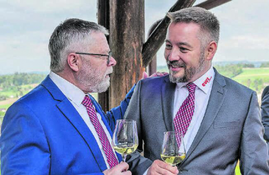 EWS-Verwaltungsratspräsident Jürg Rubin (l.) und sein Geschäftsleiter Thomas Mesmer stossen auf ein erfolgreiches Geschäftsjahr an – es stehen ihnen aber auch einige Herausforderungen bevor. (Bild: dr.)