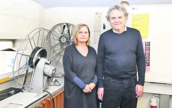 Gunhild Hamer und Clo Bisaz in der Betriebszentrale des Kinos. Die alten Filmspulen im Hintergrund sind nicht mehr im Einsatz, die modernen Projektoren die nicht zu sehen sind, bleiben aber im Hause. (Bild: rc.)