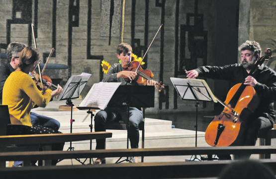 Rickenbacher Sommerserenade mit dem bewährten Streichquartettt: (v.l.n.r.) Judith Müller (Violine), Matthias Äschlimann (Violine), Noëmi Glenck (Viola) und Nicola Romanò (Violoncello). (Bild: mla.)