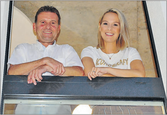 Hans bzw. Ueli «Dampf» in allen Gassen: Ueli Haller bei der Festansprache (rechts) und wenig später mit Linda Fäh beim Einsingen… (Bilder: msu.)