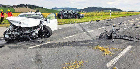 Kollision an der Chommlekreuzung in Gunzwil: Fünf verletzte, zwei davon lebensbedrohlich. (Bild: pz.)